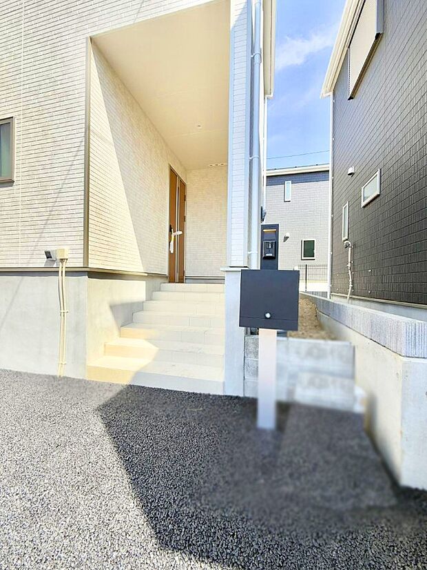 【玄関】■ 心地よい暮らしへとつながる、温かい玄関