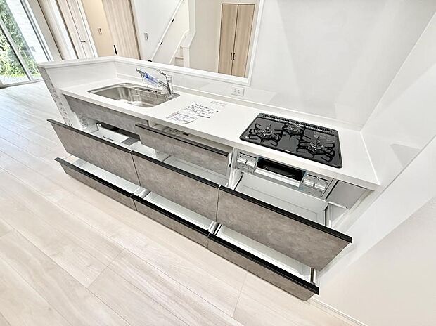 【キッチン】■家族の会話が弾む、心地よいキッチンスペース