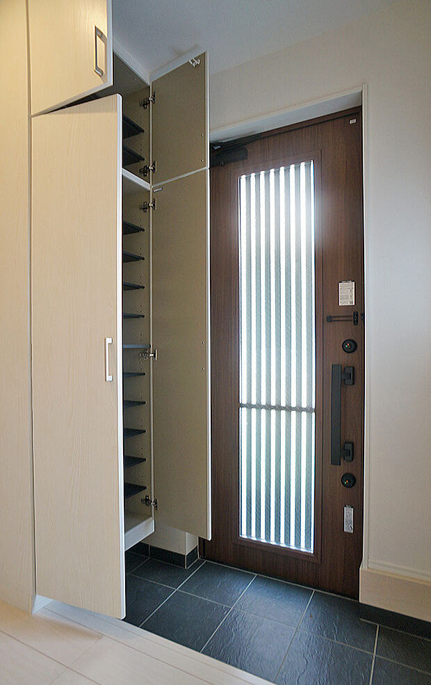 【玄関】■ 家族やゲストをやさしく迎える、心地よい空間