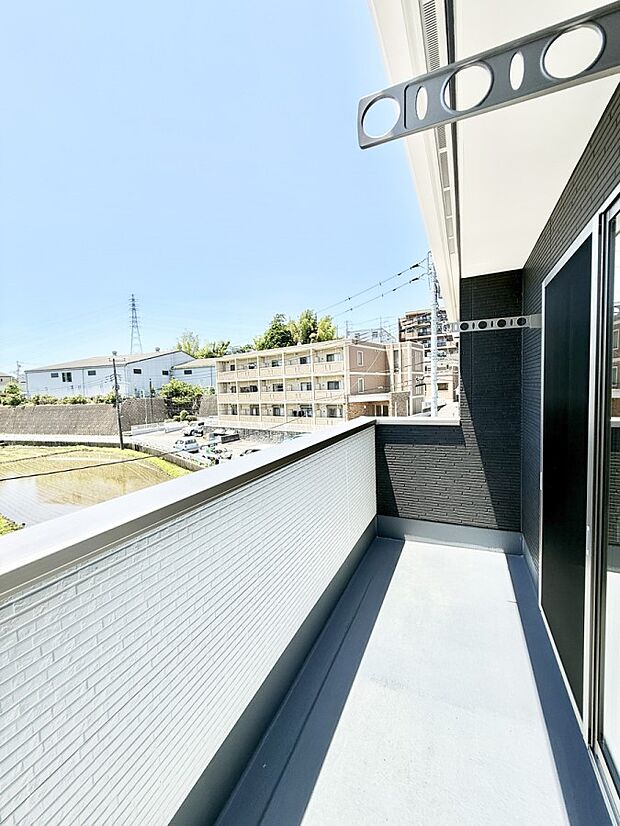 【バルコニー】■ 季節の移ろいを感じられる開放的な空間です