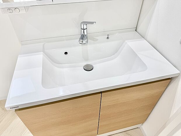 【ハンドシャワー付洗面台】■細かい部分まで洗いやすく便利なハンドシャワー付き