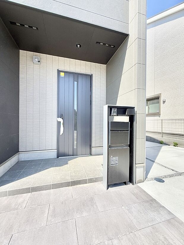 【玄関】■ 帰るたびにホッとする、安心感のある佇まい