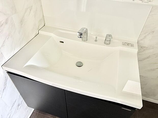 【ハンドシャワー付洗面台】■細かい部分まで洗いやすく便利なハンドシャワー付き