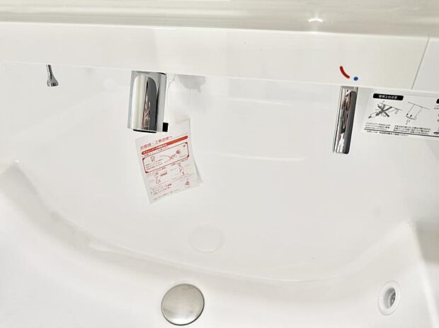 【ハンドシャワー付洗面台】■細かい部分まで洗いやすく便利なハンドシャワー付き