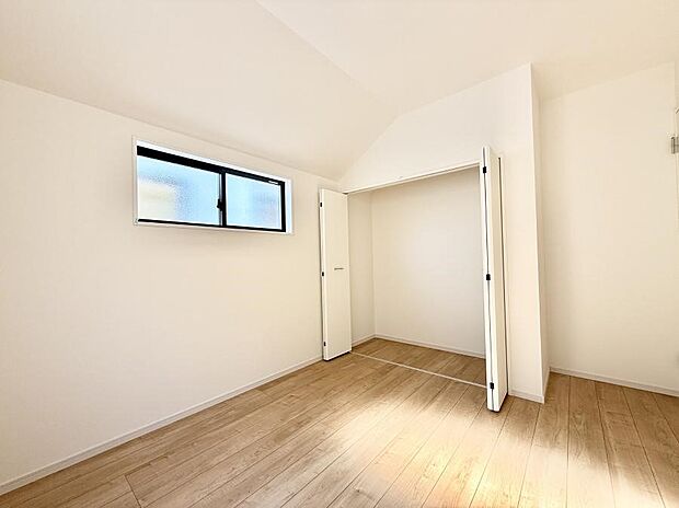 【リビング以外の居室】■落ち着いた色合いのお部屋で穏やかな時間を楽しめます