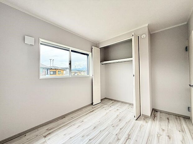 【リビング以外の居室】■清潔感あふれるお部屋で毎日を快適に過ごせます