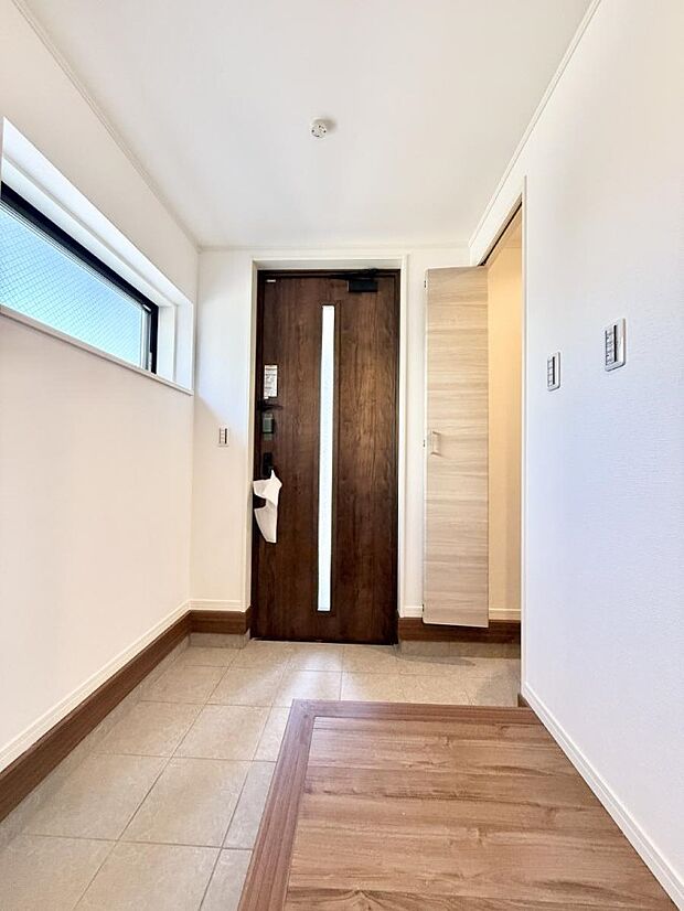 【玄関】■ 家族やゲストをやさしく迎える、心地よい空間