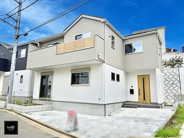 【現地外観写真】■暮らしを彩る充実した設備仕様が備わった住まい