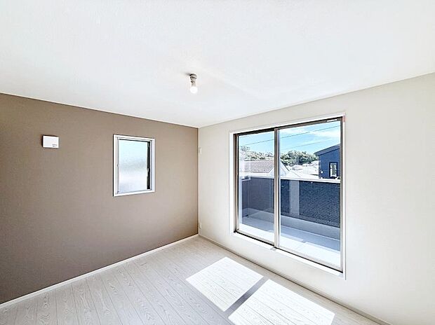 【リビング以外の居室】■落ち着いた色合いのお部屋で穏やかな時間を楽しめます