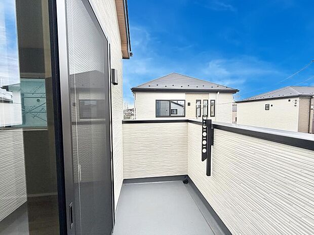 【バルコニー】■ 季節の移ろいを感じられる開放的な空間です