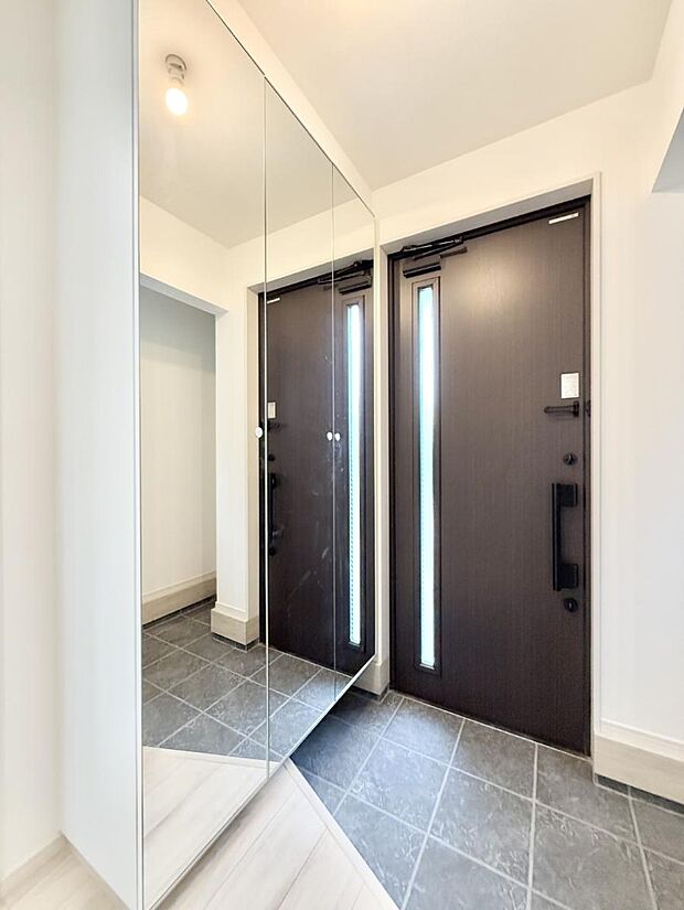 【玄関】■ 家族やゲストをやさしく迎える、心地よい空間