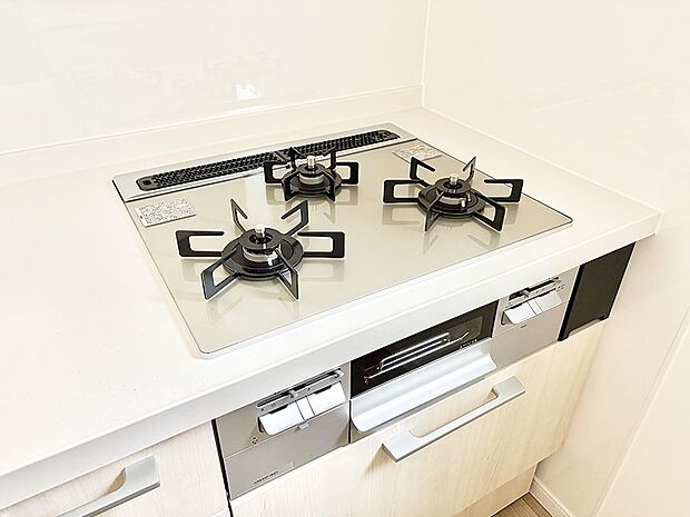 【3口ガスコンロ】■３口コンロのシステムキッチンで料理の手順もスムーズに