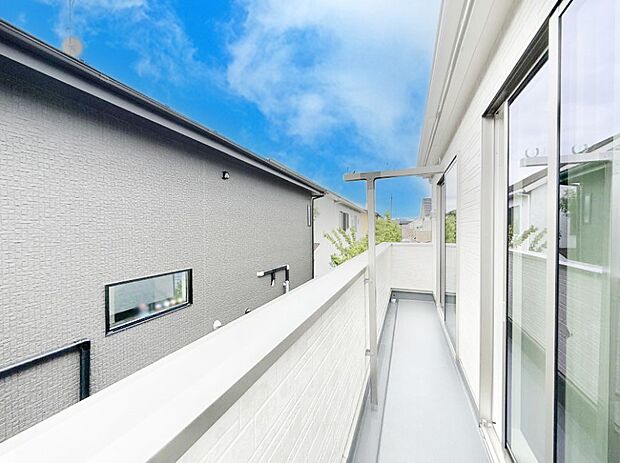 【バルコニー】■ 心地よい風と光を感じる、くつろぎのバルコニー