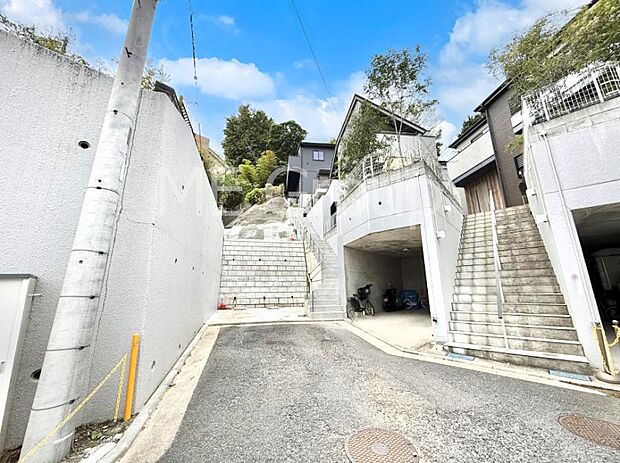 【前面道路含む現地写真】■この道を歩けば、毎日が少し特別になる