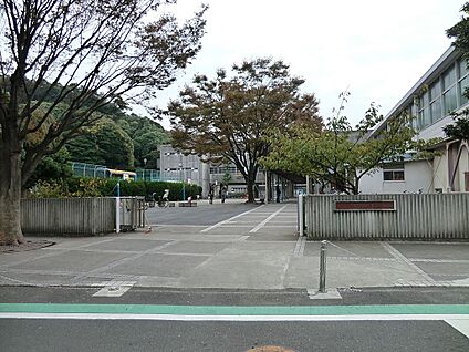 横浜市立間門小学校 1300m(17分)