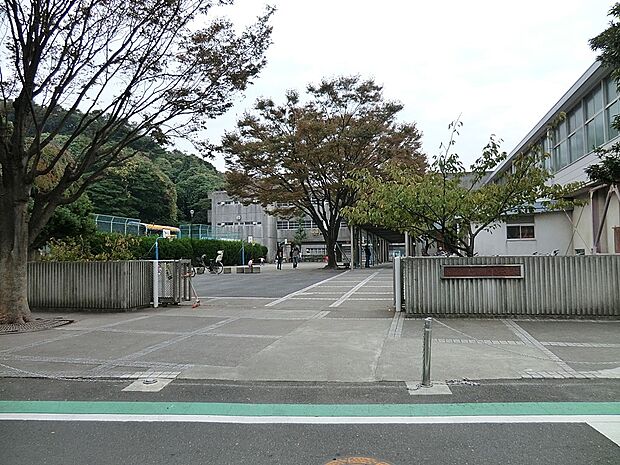 横浜市立間門小学校（約1,300m・徒歩17分）