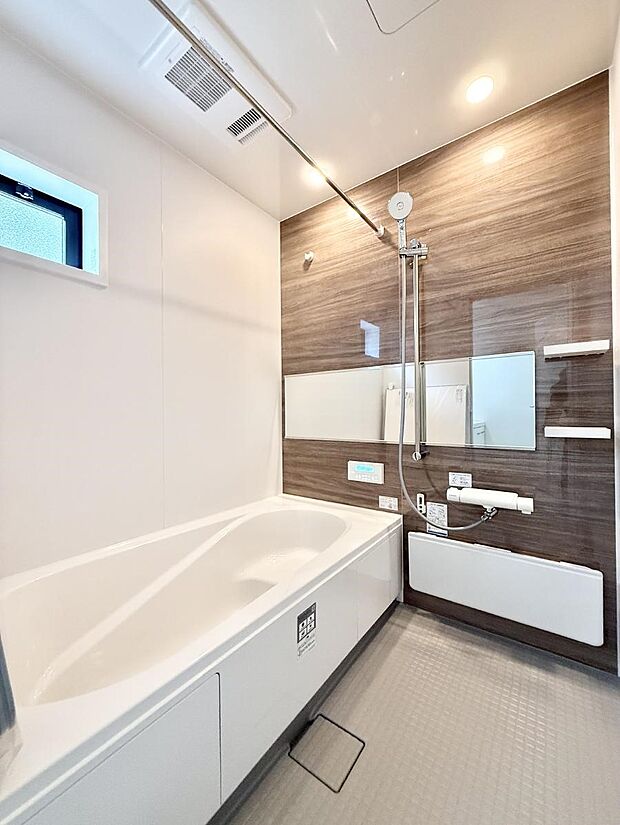 【浴室】■落ち着いた色合いの壁面、ゆっくり寛げるバスルーム