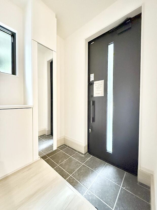 【玄関】■ 家族やゲストをやさしく迎える、心地よい空間