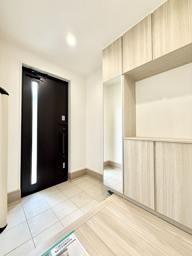 【玄関】■ 家族やゲストをやさしく迎える、心地よい空間