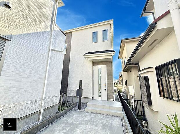 【現地外観写真】■暮らしを彩る充実した設備仕様が備わった住まい