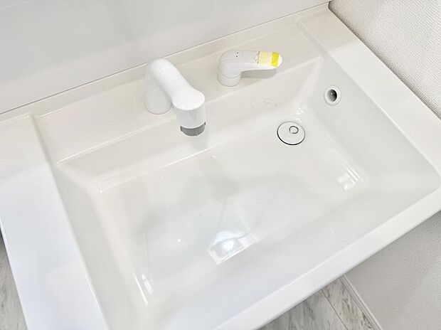 【ハンドシャワー付洗面台】■細かい部分まで洗いやすく便利なハンドシャワー付き