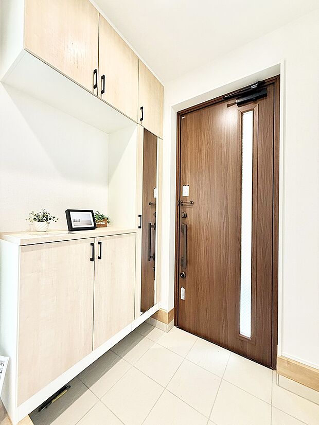 【玄関】■ 家族やゲストをやさしく迎える、心地よい空間