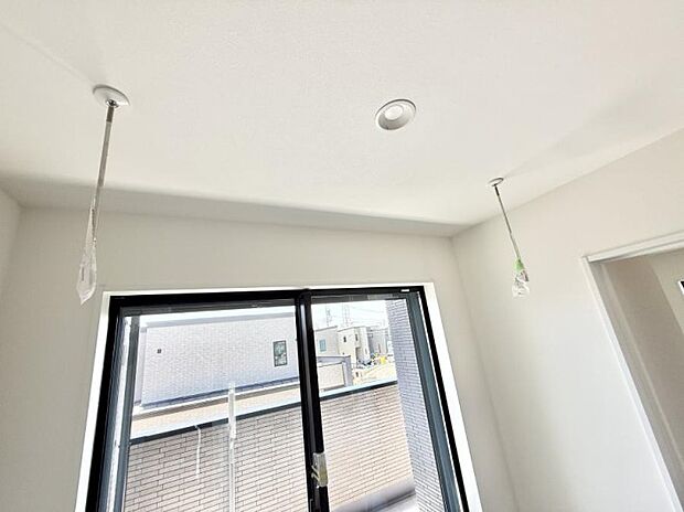 【室内物干し】■天候や時間を気にせず洗濯物を干せ、紫外線から衣類を守れます。