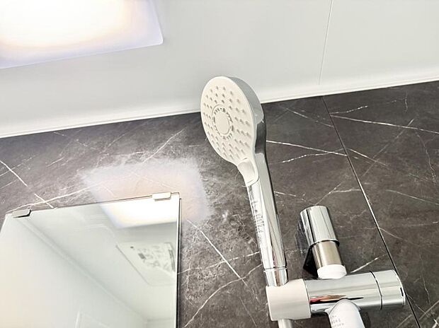 【止水シャワーヘッド】■手元で簡単に止水できるため、水の無駄遣いを減らすことができます。