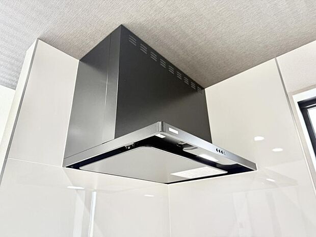 【レンジフード】■調理時の蒸気や匂いが換気扇に誘導され、効率的に排煙ができます。