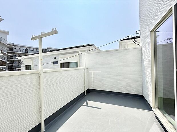 【バルコニー】■ 季節の移ろいを感じられる開放的な空間です