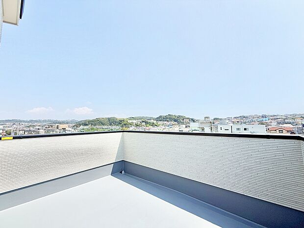 【バルコニー】■ 空を眺めながら、ほっと一息つける特別な空間