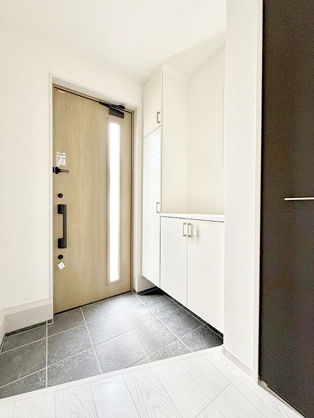 【玄関】■ ここから始まる一日、すっきり整った玄関