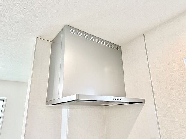 【レンジフード】■調理時の蒸気や匂いが換気扇に誘導され、効率的に排煙ができます。