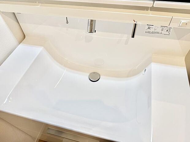 【ハンドシャワー付洗面台】■細かい部分まで洗いやすく便利なハンドシャワー付き