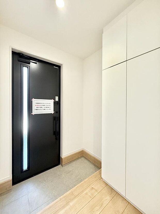 【玄関】■ 家族やゲストをやさしく迎える、心地よい空間