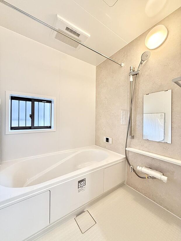 【浴室】■落ち着いた色合いの壁面、ゆっくり寛げるバスルーム