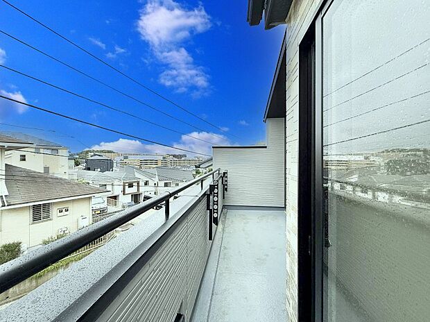 【バルコニー】■ 季節の移ろいを感じられる開放的な空間です