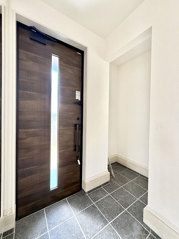 【玄関】■ 家族やゲストをやさしく迎える、心地よい空間