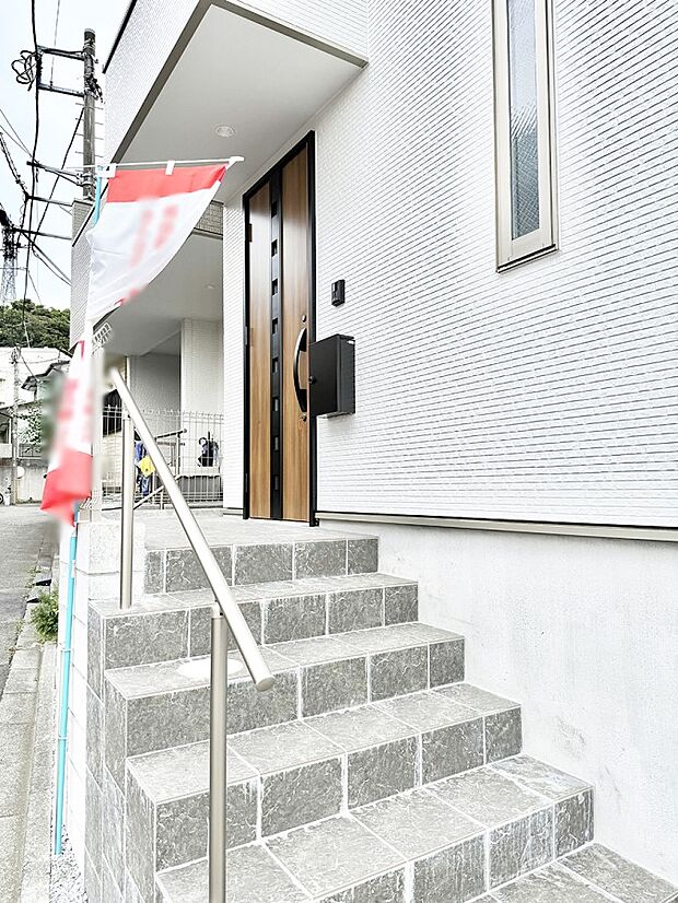 【玄関】■ 心地よい暮らしへとつながる、温かい玄関