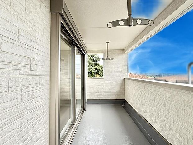 【バルコニー】■ 心地よい風と光を感じる、くつろぎのバルコニー