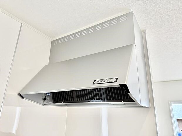 【レンジフード】■調理時の蒸気や匂いが換気扇に誘導され、効率的に排煙ができます。