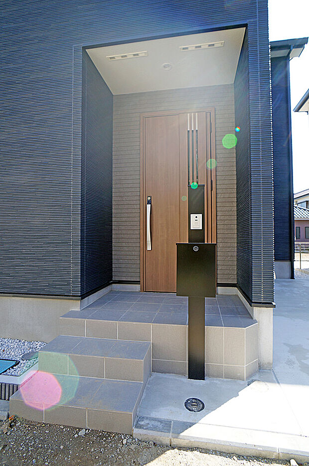 【玄関】■ 帰るたびにホッとする、安心感のある佇まい