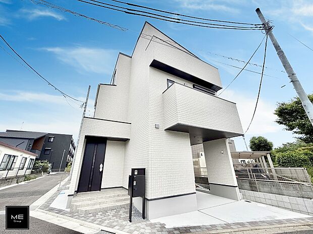 【現地外観写真】■暮らしを彩る充実した設備仕様が備わった住まい