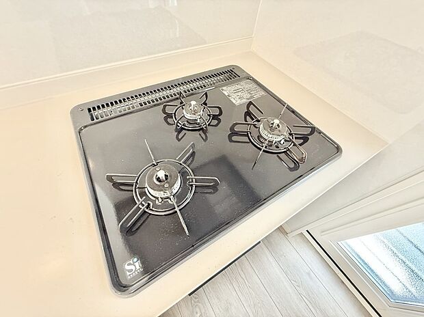 【3口ガスコンロ】■３口コンロのシステムキッチンで料理の手順もスムーズに