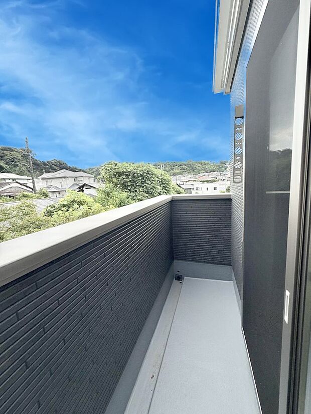 【バルコニー】■ 心地よい風と光を感じる、くつろぎのバルコニー