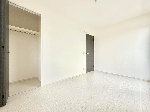 【リビング以外の居室】■清潔感あふれるお部屋で毎日を快適に過ごせます