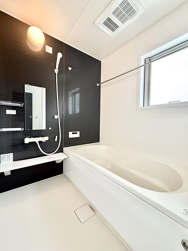 【浴室】■落ち着いた色合いの壁面、ゆっくり寛げるバスルーム