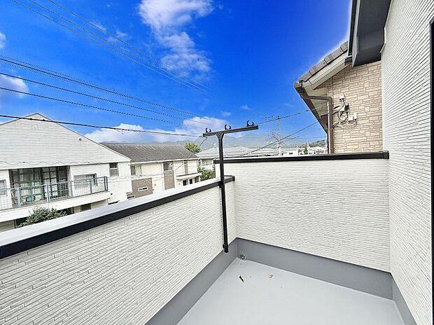 【バルコニー】■ 朝のコーヒーや夜の星空を楽しむ、癒しの場所