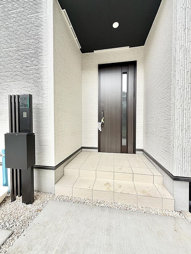 【玄関】■ シンプルで美しく、住まいの第一印象を彩る玄関です