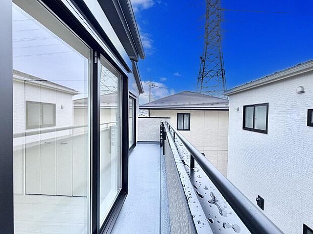 【バルコニー】■ 季節の移ろいを感じられる開放的な空間です